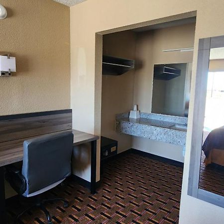 Super 7 Inn Midland Bagian luar foto